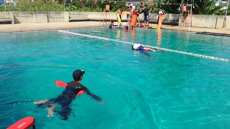Pool-based water training with an instructor and students