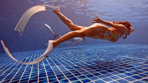 Pool fin training with a relaxed mermaid-style body position