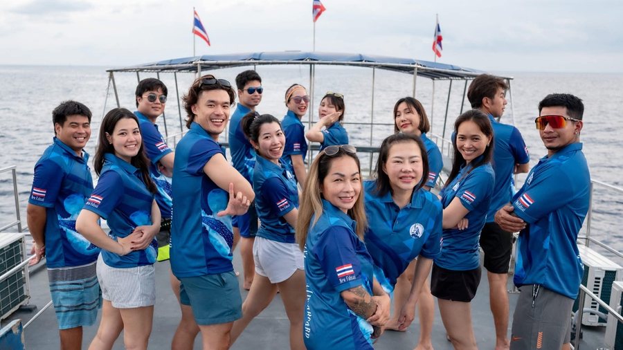 ทีม Super Dive Thailand รวมตัวกันบนดาดฟ้าเรือ