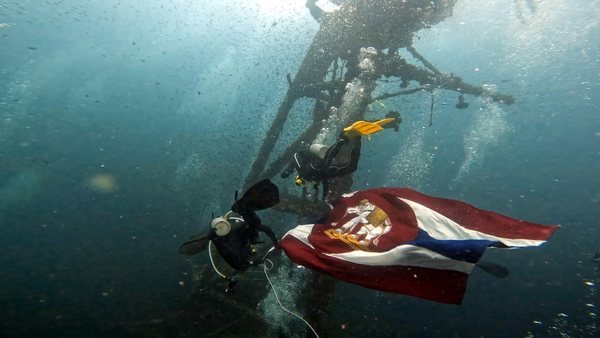 Divers and wreck-site structure in blue water